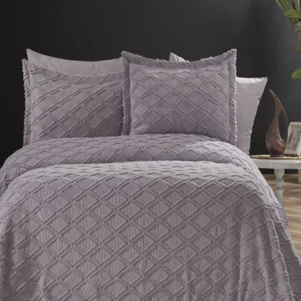 روکش ملافه و بالشت‌های طرح دار رنگ بنفش فانتزی، محبوب برای دکوراسیون داخلی اتاق خواب.