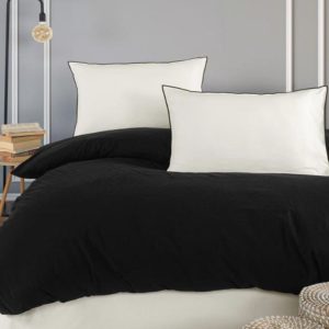 پرده‌های سفید و وسایل خواب مدرن در هتل ییشه‌لایوران، طراحی داخلی آرام و کاربردی با رنگ‌های کلاسیک و دکوراسیون معاصر، مناسب اقامت‌های لوکس و راحت در ایران.