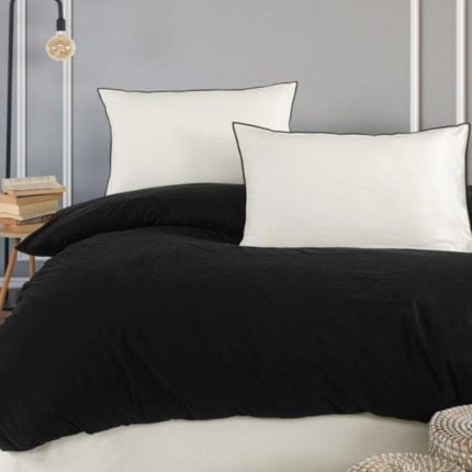 پرده‌های سفید و وسایل خواب مدرن در هتل ییشه‌لایوران، طراحی داخلی آرام و کاربردی با رنگ‌های کلاسیک و دکوراسیون معاصر، مناسب اقامت‌های لوکس و راحت در ایران.